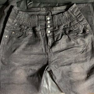 Super cute and flattering black jeans!